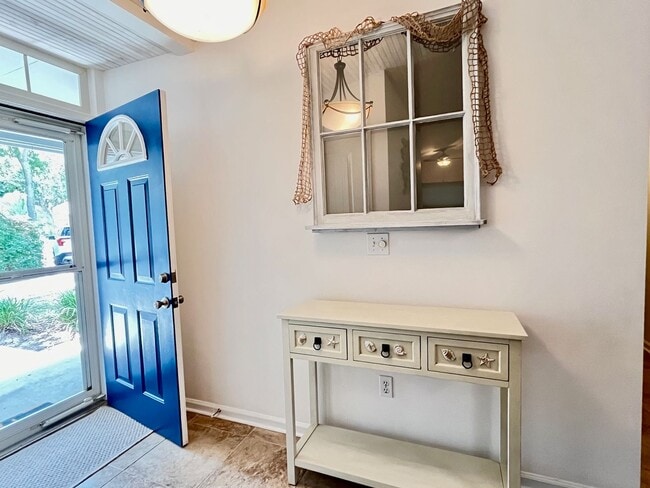 Building Photo - 3/2 Centrally located! Walk to the Beach!