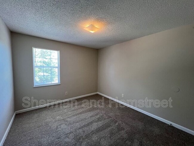 Building Photo - 216 Commons Dr