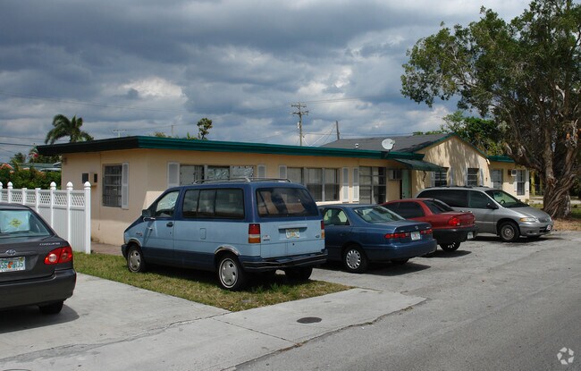 Building Photo - 2401 Taft St