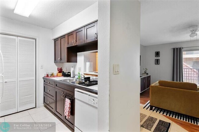 Building Photo - 755 Riverside Dr