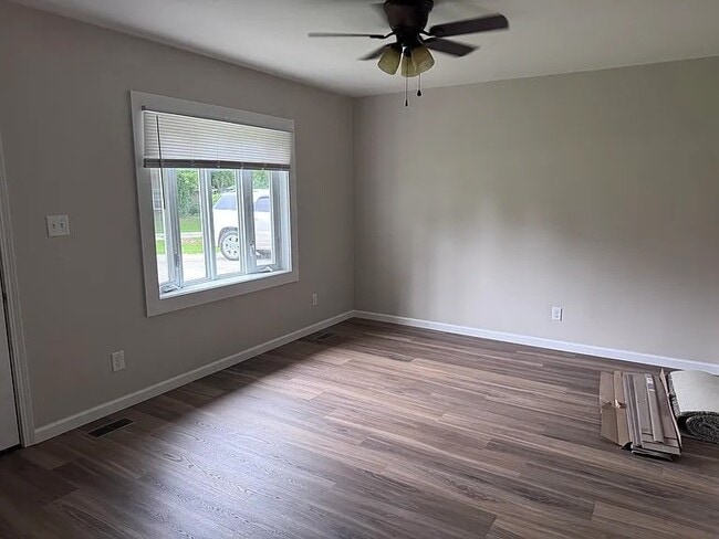 Building Photo - 319 Hickory Dr