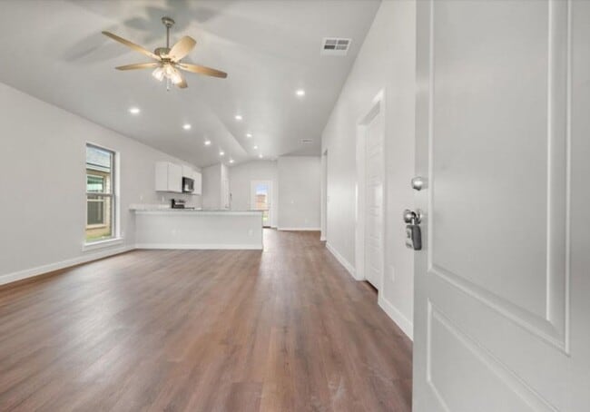 Building Photo - Fabulous and New! 3/2/2