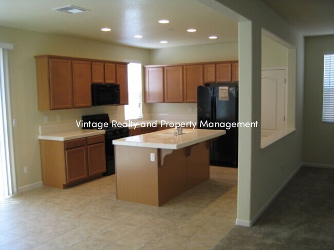 Building Photo - Available Soon!! Big 4 Bedroom Home That H...