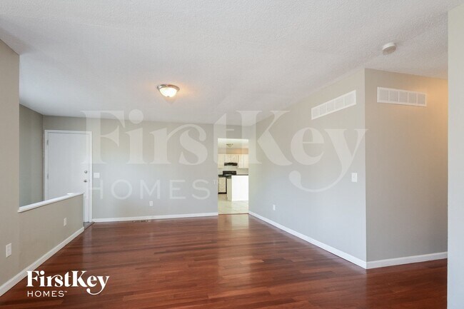Foto del edificio - 2727 Dividend Park Dr