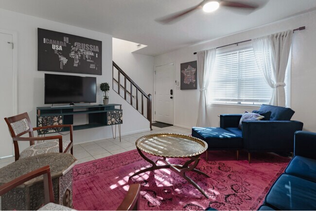 Foto del edificio - 242 Lake Ella Dr