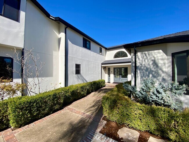 Building Photo - Stunning Estate Inside Gated Road with Pool & Game Room Available in Alamo!