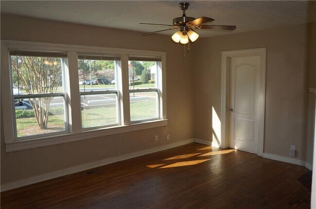 Foto del edificio - 583 Colonial Cir SE