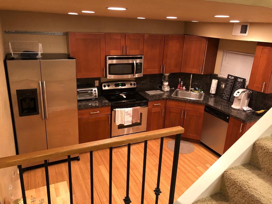 Building Photo - 2 Bedroom House for Rent Available 6/1/22 in South Side!