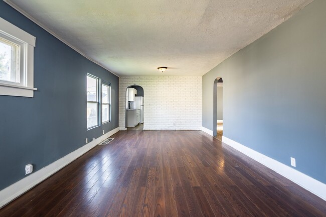 Building Photo - Renovated 2 bedroom/1 bathroom House in Co...