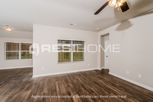 Foto del edificio - HOME FOR RENT!!