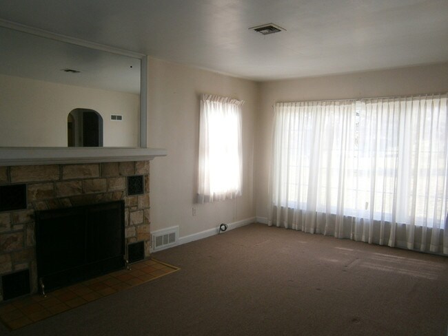 Building Photo - 3 BR Home in Central School District