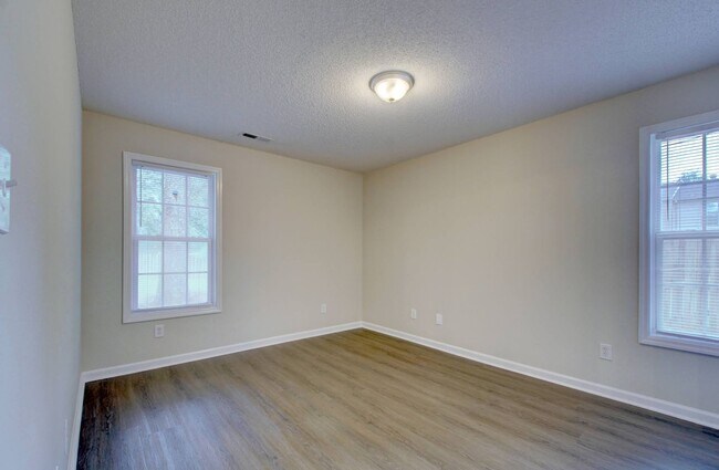 Foto del edificio - 129 Railroad Ridge Rd