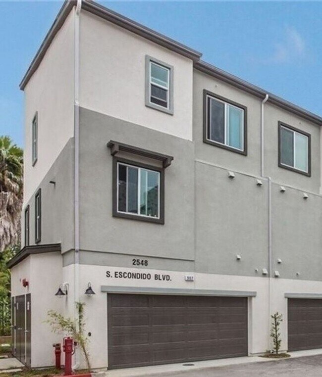 Foto del edificio - Beautiful Modern 3-Story Townhome