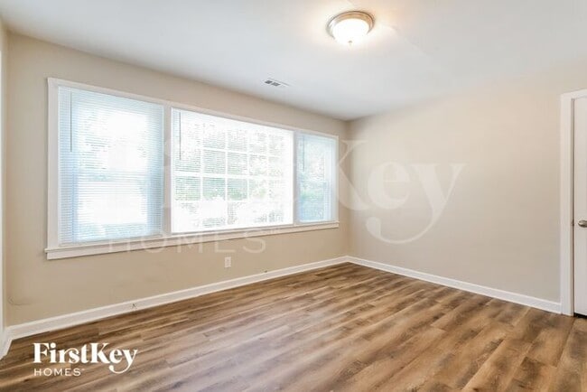 Building Photo - 1854 Oakmont Dr NW