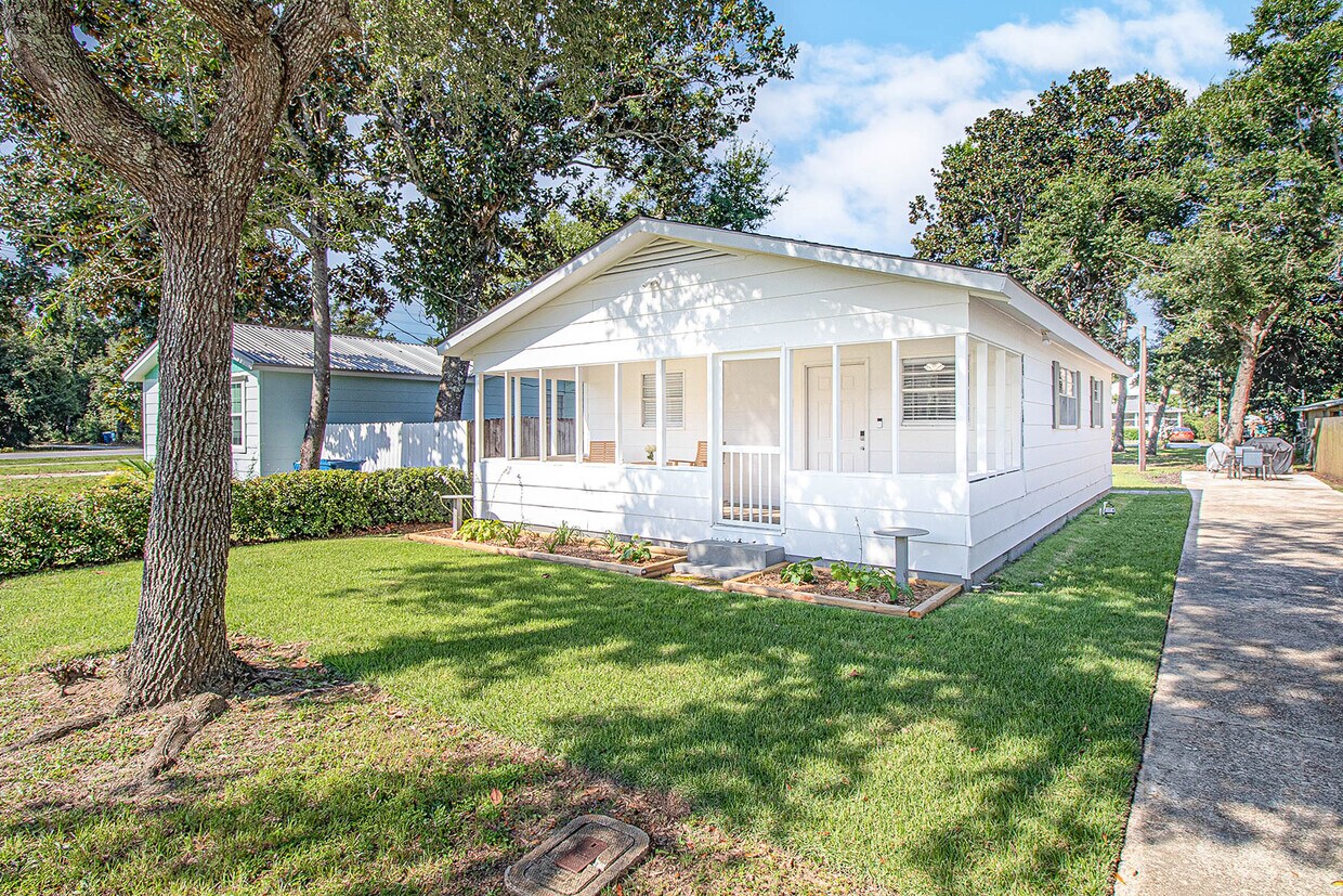 Primary Photo - 5289 Bay La Launch Ave