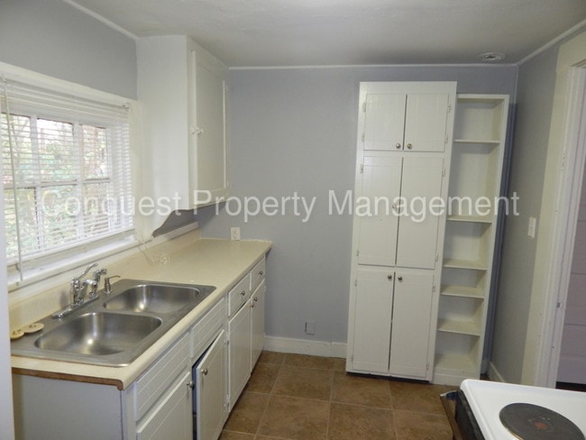 Building Photo - 620 W Dobbs St