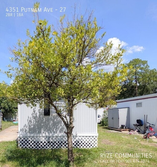 Foto del edificio - 4351 Putnam Ave