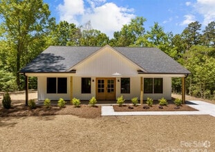 Building Photo - 250 Golfers Dr