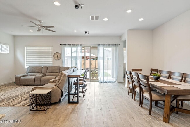 Foto del edificio - 16423 W Charlotte Dr