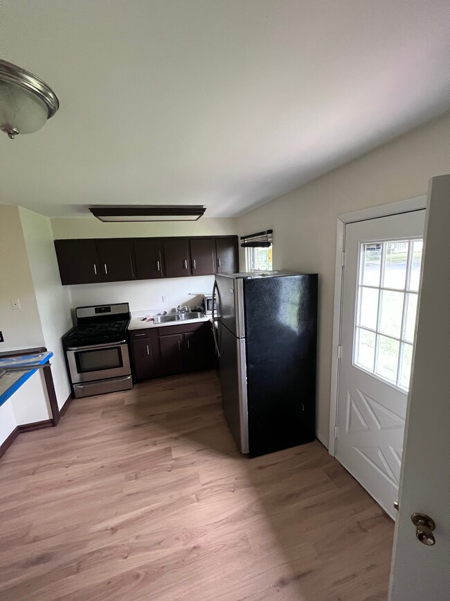 Building Photo - 2015 Shelly Dr