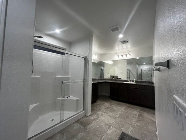 Foto del edificio - Stunning 3-bedroom, 2.5-bathroom house loc...