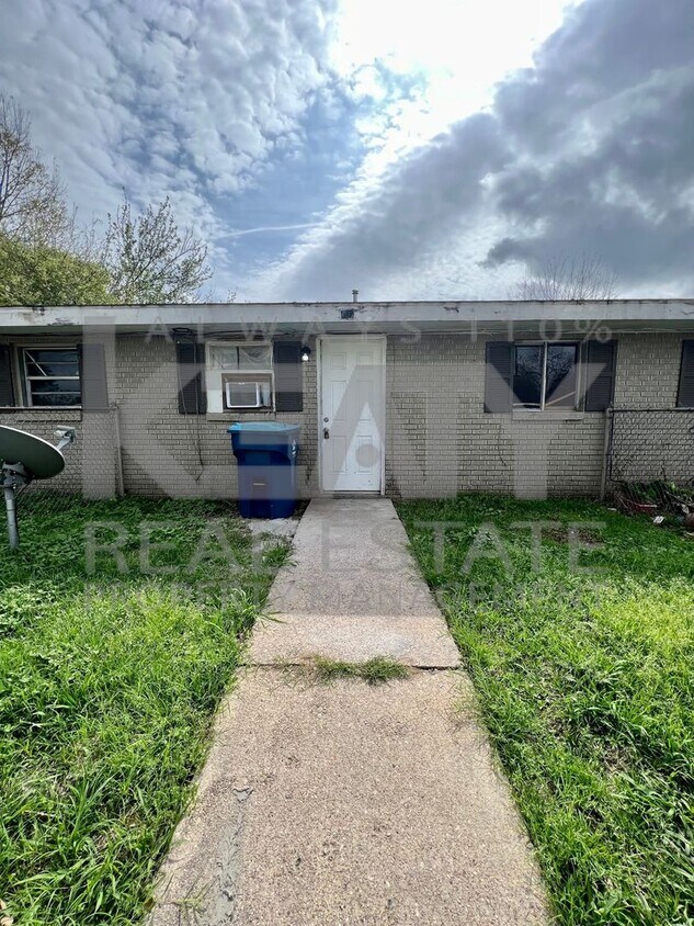 Primary Photo - Two Bedroom Apartment in Lafayette!