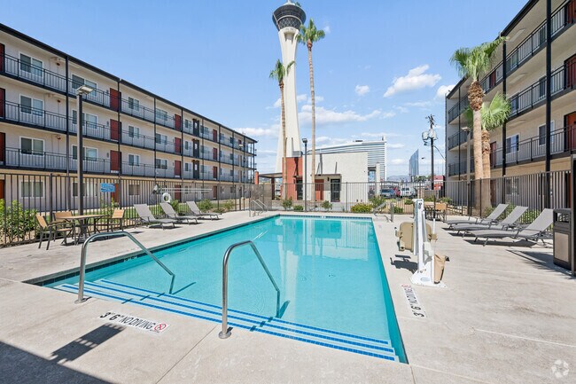 Piscina - Courtyard 525 Apartments