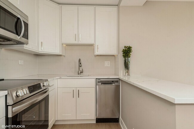 Foto del edificio - 2626 N Lakeview Ave