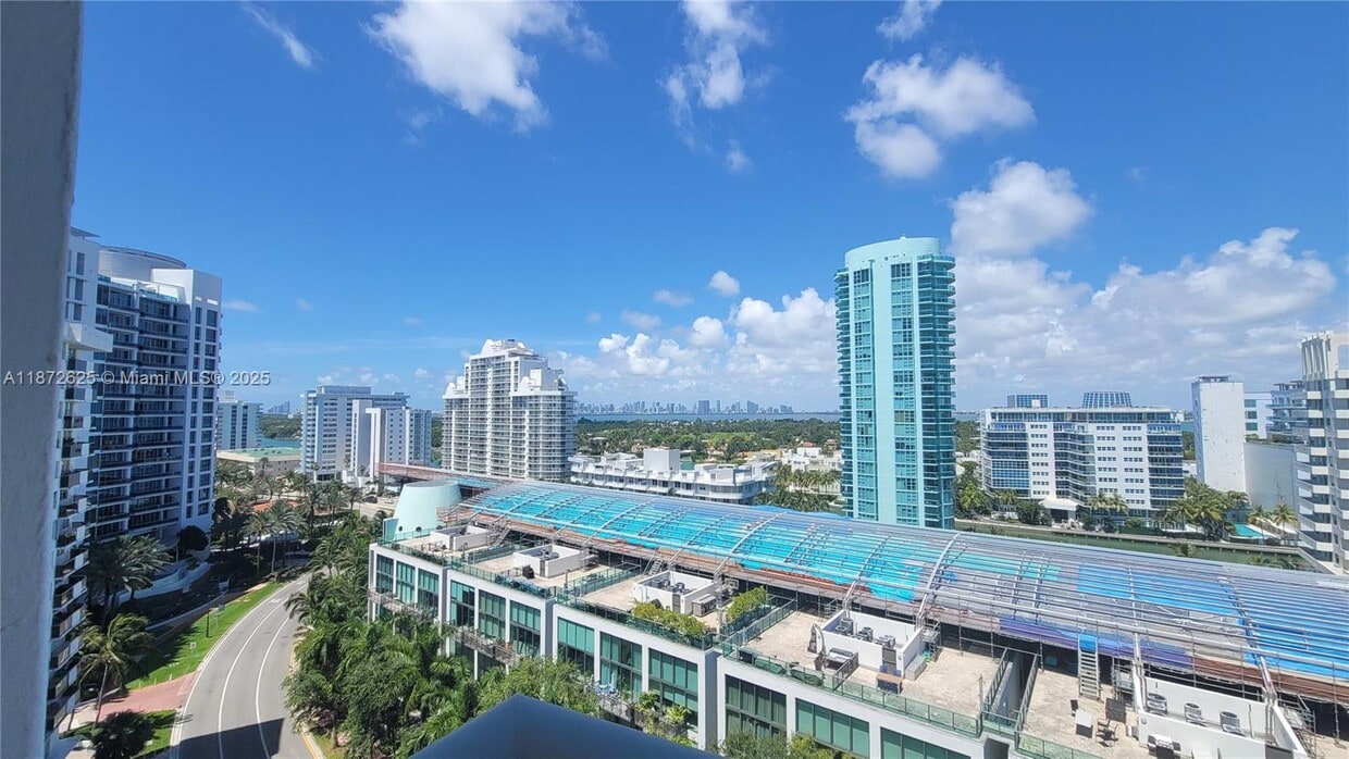 Foto principal - 6039 Collins Ave