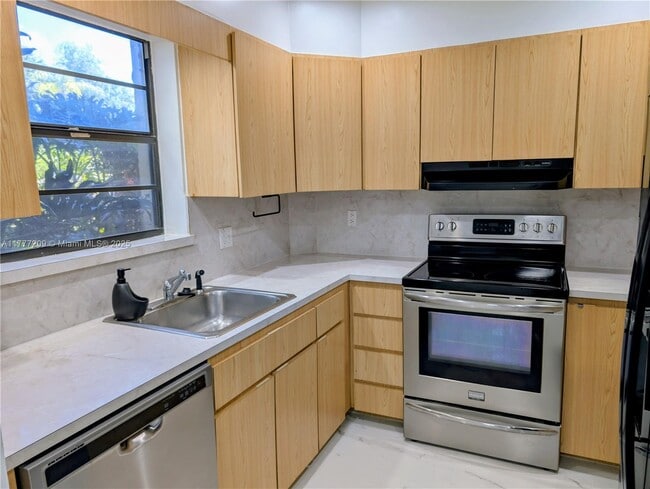 Building Photo - 200 Jacaranda Country Club Dr