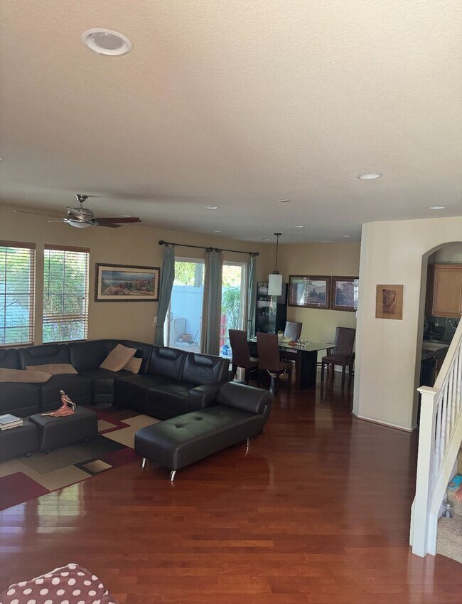 Foto del edificio - Spacious 3-Bedroom + Loft Townhome for Ren...