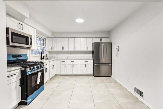 Foto del edificio - 235 Lakewood Dr