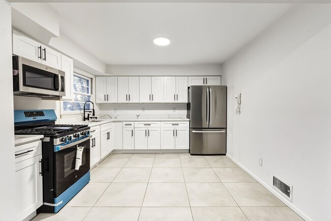 Foto del edificio - 235 Lakewood Dr