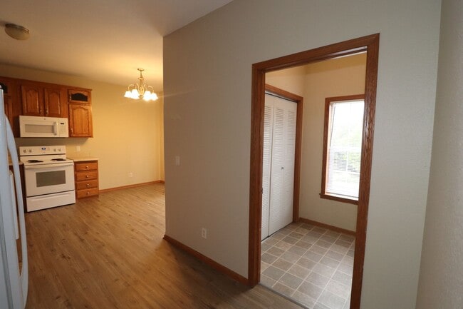 Building Photo - Spacious Town House for Rent