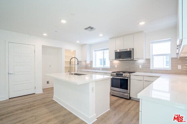 Foto del edificio - 5257 Bainbridge Pl