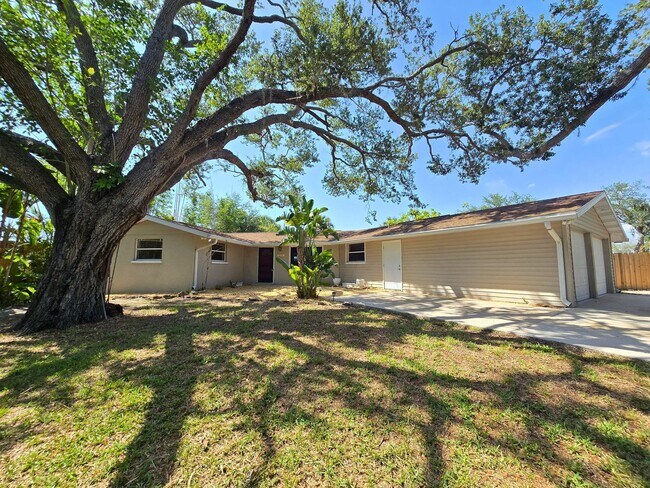 Foto del edificio - Charming 2BR/ 2BA/ 2 Car Garage - Near Phillippi Creek