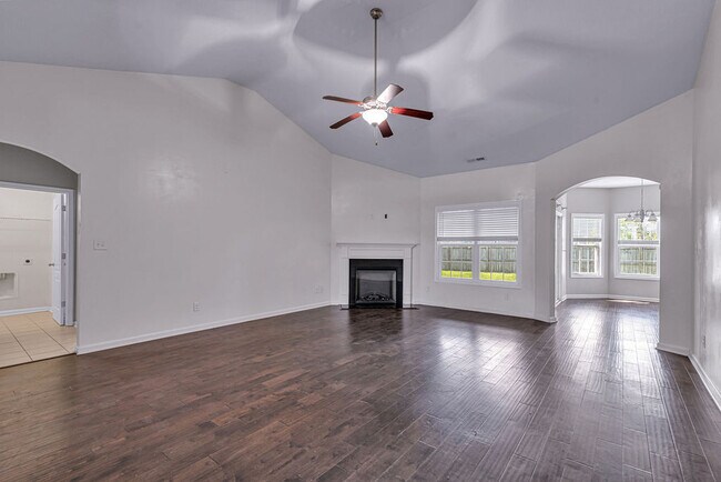 Building Photo - 402 Derrick Dr