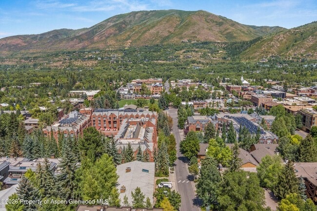 Building Photo - 731 S Mill St