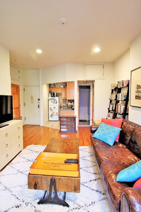 Building Photo - 320 W 77th St