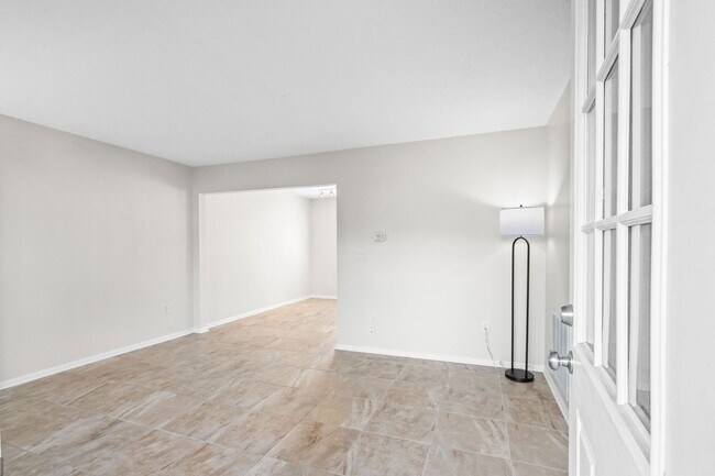 Foto del edificio - Reduced Rent for Any Lease Signed in Feb!! 8 Blocks to the Beach!!