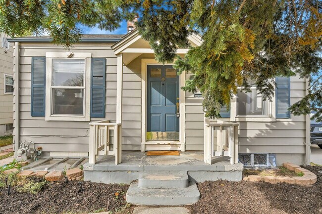 Building Photo - 3 Bedroom 2 Bathroom Home Available August 7th!