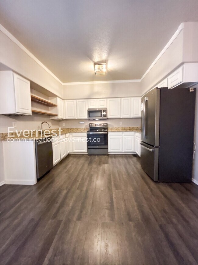 Foto del edificio - 2 Bed/2.5 Bath Townhome with Fenced Yard & Garage / Available Soon!
