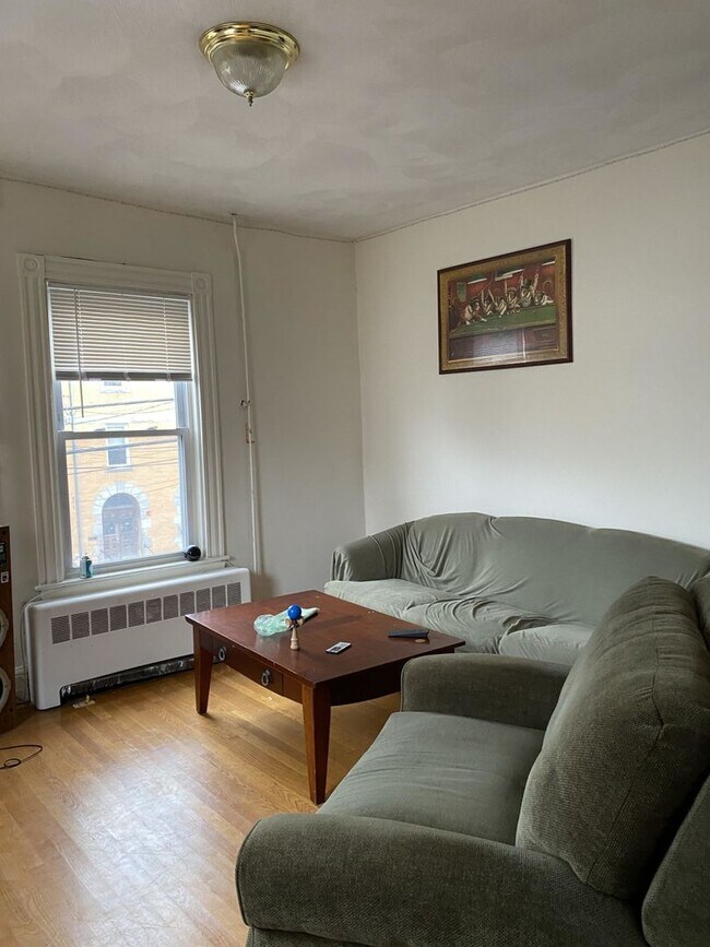 Building Photo - Well priced 3 bed in Mission Hill