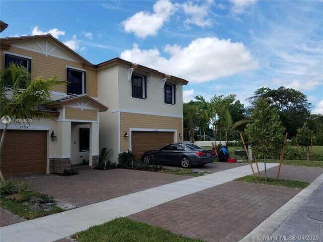 Building Photo - 5990 Mustang Manor Dr