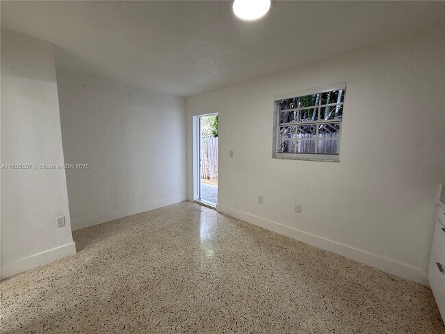 Foto del edificio - 50 Flagami Blvd