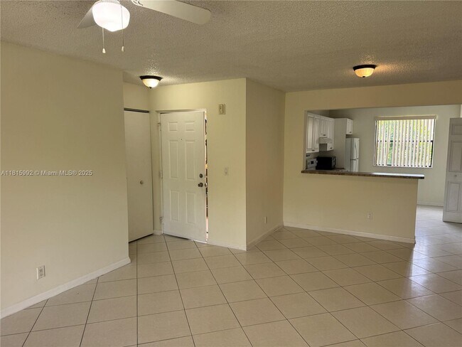Foto del edificio - 5661 Riverside Dr