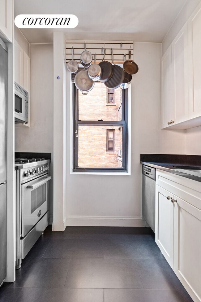 Building Photo - 245 E 72nd St