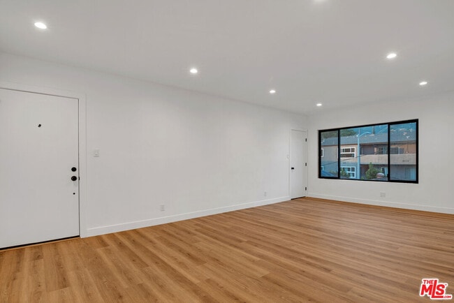 Building Photo - 950 Havenhurst Dr