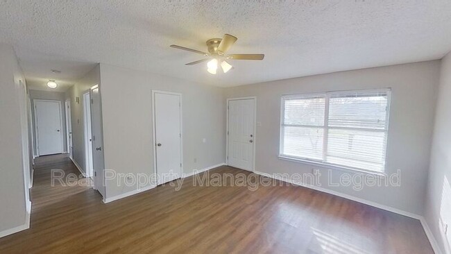 Building Photo - 701 S Valentine Dr