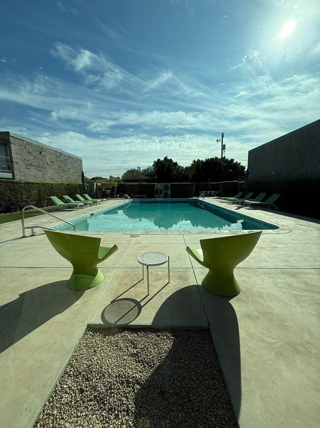 Building Photo - Modern Vintage in Old Town